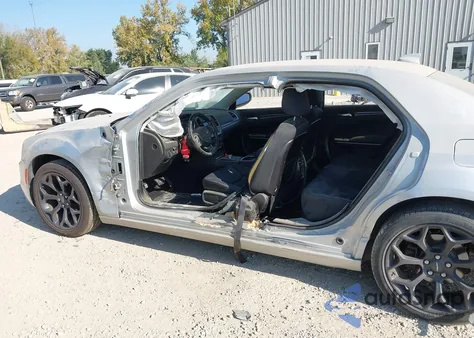 2019 Chrysler 300 Touring z USA, uszkodzony, nr VIN 2C3CCAAG7KH683081